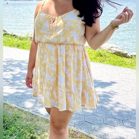 Abercrombie And Fitch Yellow And White Floral Ruffle Bottom Mini Dress Lg - Picture 4 of 6